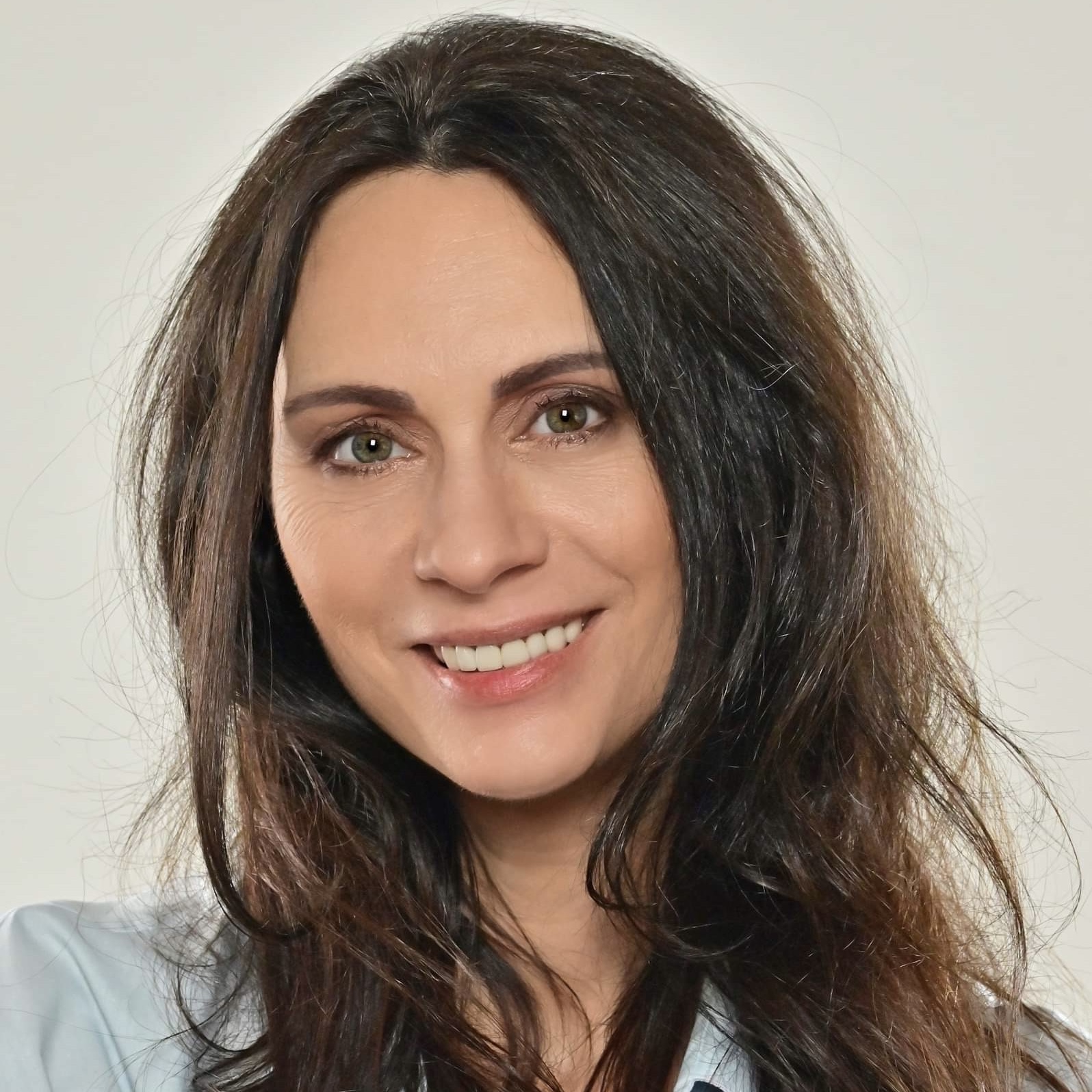Szilvia Somogyvari