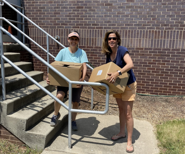 Current_Volunteers_Page_Volunteer_transporting_meals